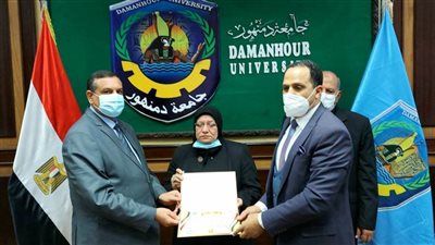 جامعة دمنهور تكرم أسرة الشهيد الرائد 