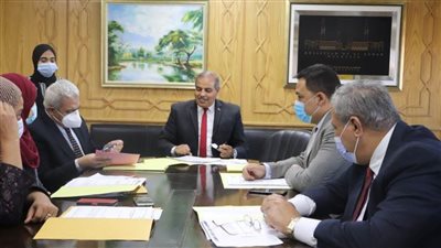 رئيس جامعة الأزهر يشيد بجهود لجنة خدمة المجتمع وتنمية البيئة