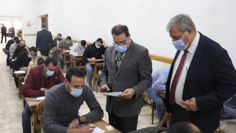 الشربينى يتفقد امتحانات