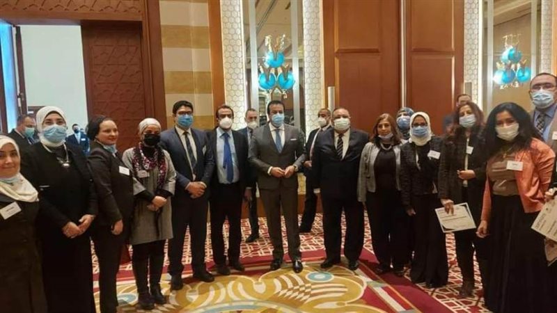 الباحثون مع وزير