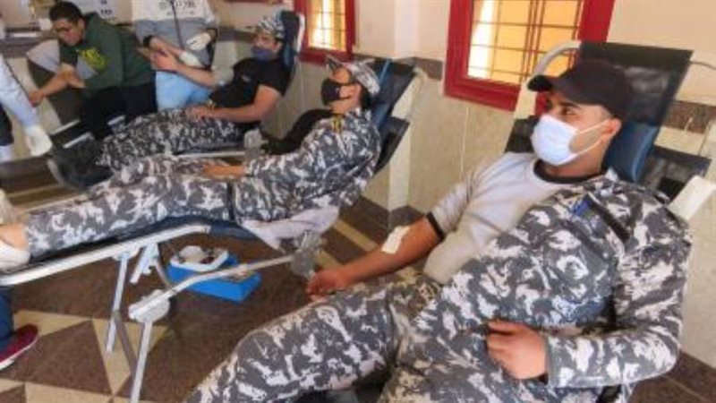 رجال الشرطة يتبرعوا