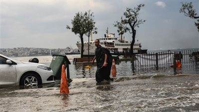 تركيا: مقتل شخص وفقدان آخر بسبب الأمطار الغزيرة والفيضانات في إزمير
