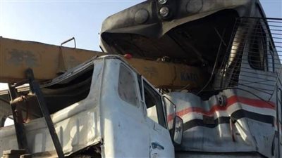 عاجل.. تصادم قطار بونش بقرية فزارة بمركز القوصية وأنباء عن وقوع ضحايا.. صور