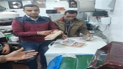 ضبط مواد غذائية فاسدة وإشغالات بحي الجمرك بالإسكندرية