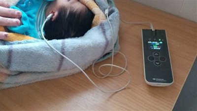 فحص 8412 طفلًا حديث الولادة بالمنيا ضمن مبادرة السمعيات 