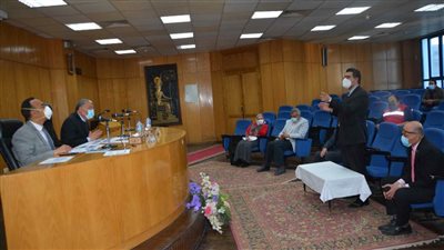 محافظ المنيا يتابع مع اللجنة العليا للصحة الموقف العام لمؤشرات فيروس كورونا