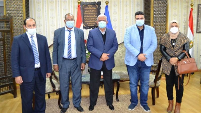 محافظ السويس يستقبل