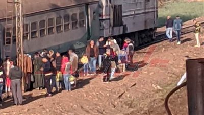 عاجل| خروج قطار ”القاهرة- منوف“ عن القضبان.. (صور) 