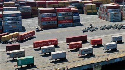 العجز التجاري الأمريكي يسجل مستوى قياسيا في 12 عاما