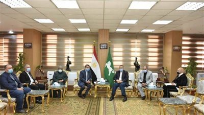 محافظ الشرقية ورئيس مجلس إدارة القابضة للصوامع والتخزين يبحثان سبل إقامة صوامع جديدة