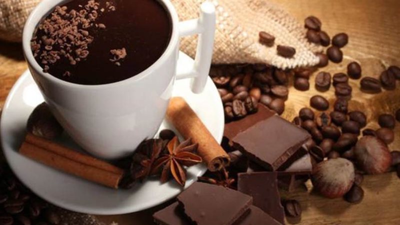 تناول القهوة على