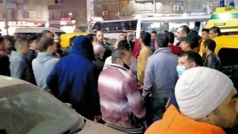 خلال تجمع الناس بعد