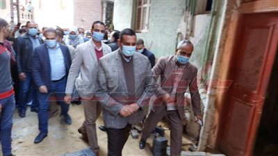 محافظ البحيرة يدعم مبادرة هنجملها بزيارة قرية سرنباى بالمحمودية