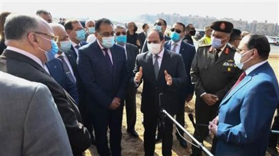 بالفيديو| الرئيس السيسي في عزبة الهجانة.. وأهالي المنطقة يحتشدون ويهتفون 