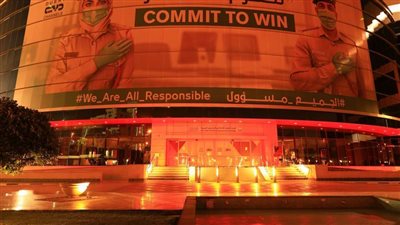 مباني شرطة دبي باللون الأحمر احتفاءً باقتراب 