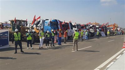 محافظ وقبادات الإسماعيلية يستعرضون اصطفاف المعدات المشاركة في مبادرة 