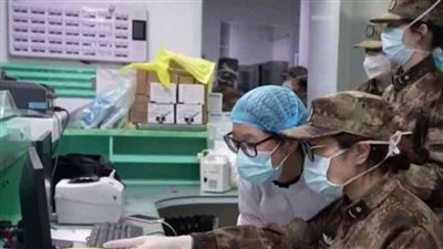 جيش التحرير الشعبي الصيني يقدم لقاحات كوفيد-19 للجيش الكمبودي