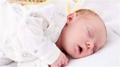 سيدة تتهم زوجها بتهديدها ببيع ابنتهما الرضيعة بالمنيا