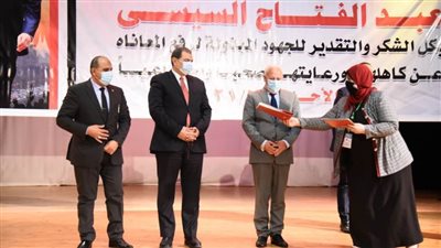 وزير القوى العاملة ومحافظ بورسعيد يسلمان ١٢٣٨ وثيقة تأمين حوادث لصيادي بورسعيد