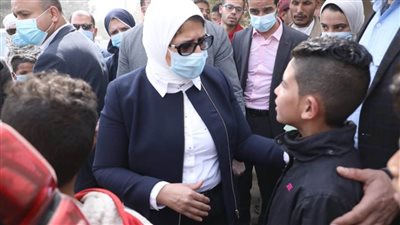 وزيرة الصحة تستمع لسيدات وأطفال 