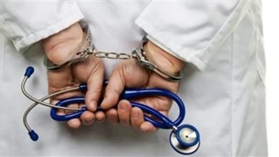 حبس طبيب تعدى على زميله داخل غرفة العمليات ببنها الجامعي