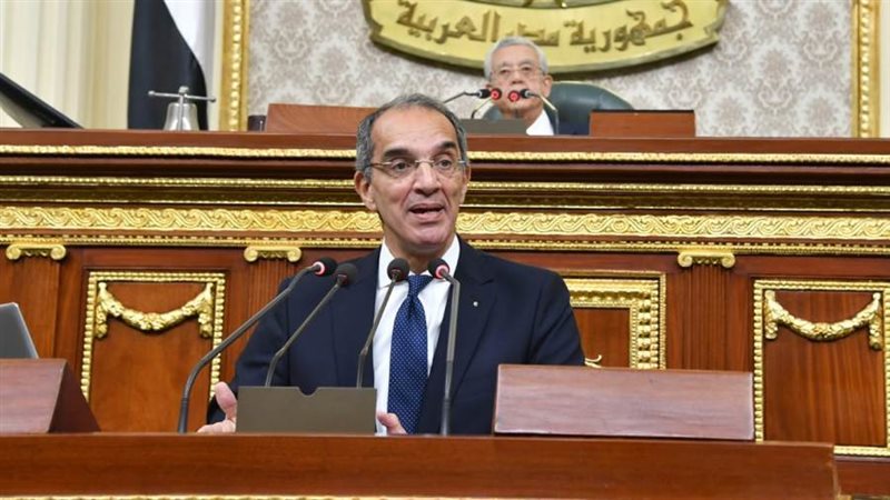 وزير الاتصالات خلال