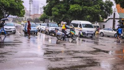 أضرار الأمطار الغزيرة في جنوب إفريقيا تتجاوز 400 مليون راند