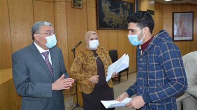 محافظ المنيا يسلم 102 مشروع مقدم من 
