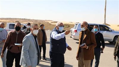محافظ الوادي الجديد يتفقد موقف سيارات لمتابعة تطبيق الإجراءات الاحترازية