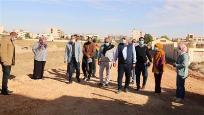 محافظ الوادي الجديد  في جولة تفقدية يتابع سير العمل بالمشروعات الإنتاجية 