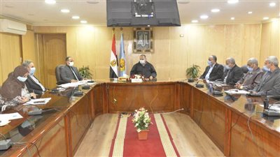 محافظ أسيوط يترأس اجتماع مناقشة الموقف التنفيذى لخطة الرصف وصيانة الطرق