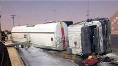 انقلاب سيارة محملة بـ11 طن مواد بترولية بمركز القوصية 