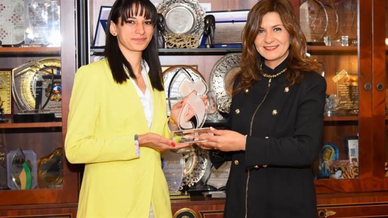 وزيرة الهجرة تهدى