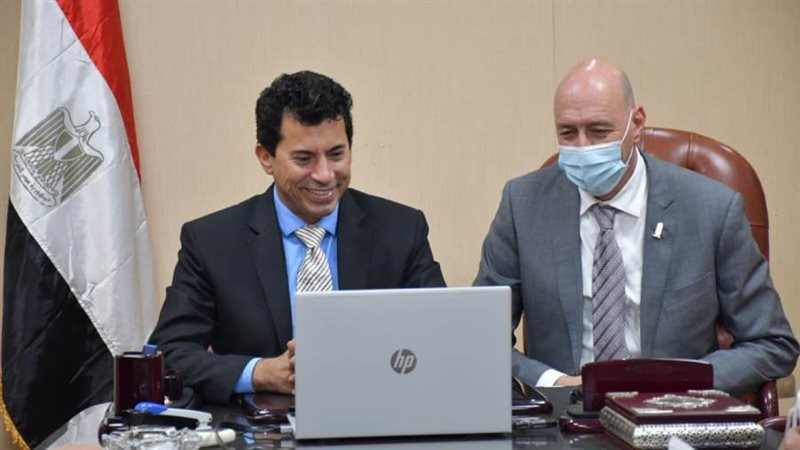 وزير الرياضة مع المهندس