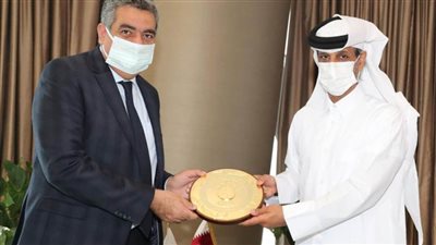 مجاهد يجتمع برئيس اتحاد الكرة القطري لتبادل سبل التعاون