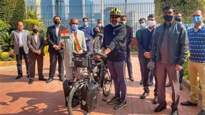 تدشين جولة راكب درجات هندى حول العالم من القاهرة