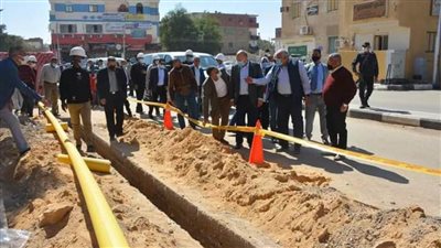 الزملوط وهيكل يتفقدان سير العمل بالشبكات الأرضية  لتوصيل الغاز الطبيعي بالخارجة 