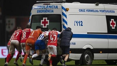 بالفيديو.. لاعبو كرة قدم يدفعون سيارة الإسعاف من أرض الملعب 