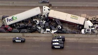 عشرات الضحايا والإصابات إثر اصطدام  100 سيارة بولاية تكساس الأمريكية