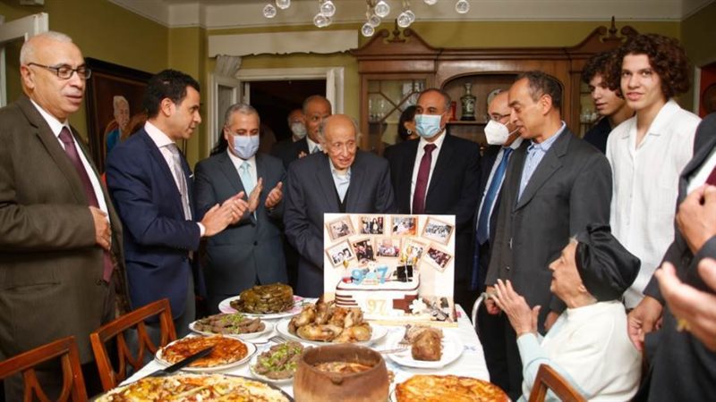 شيخ المهنة وسط الزملاء