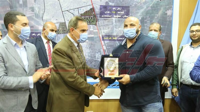 المحافظ يكرم البيج