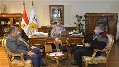 محافظ أسيوط يناقش خطة تطوير ورفع كفاءة مكاتب البريد على مستوى المحافظة
