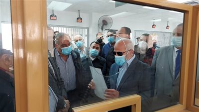 محافظ بورسعيد يتفقد مركز الخدمات الاستيرادية بالغرفة التجارية