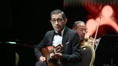 وحيد ممدوح يداعب جمهوره مع شادية وشيرين وفيروز.. (صور)