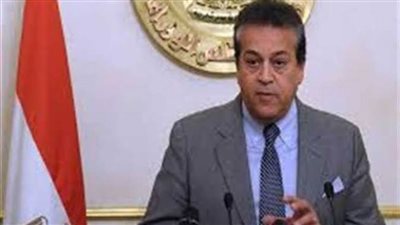 طبيب بقسم جراحة كلية طب سوهاج يلجأ لوزير التعليم العالي