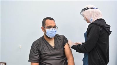 بدء تطعيم الأطقم الطبية بمستشفى بنى سويف  الجامعي بلقاح كورونا