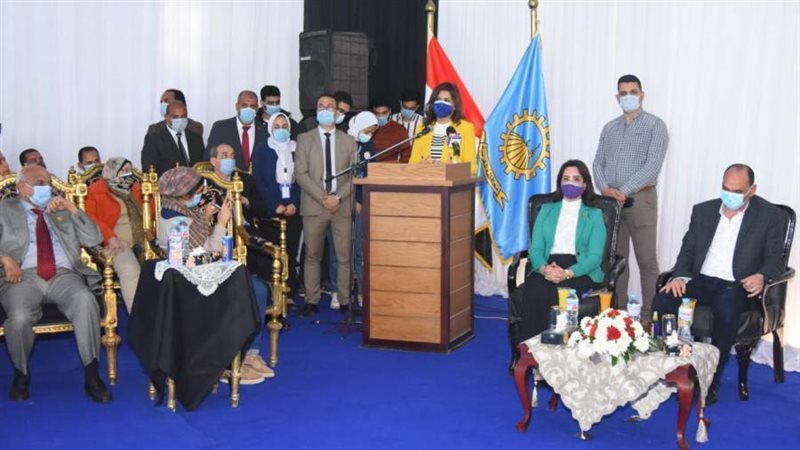 السفيرة نبيلة مكرم