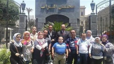 أقزام مصر يناشدون رئيس الوزراء التدخل بشأن قيادة سياراتهم بأنفسهم 