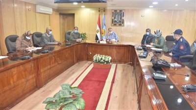 محافظ أسيوط يدرس آليات رصد التعديات على الأراضي بالأقمار الصناعية