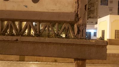 بوابة روزاليوسف تحذر.. يافطات خرسانية وأعمدة إنارة آيلة للسقوط بمحطة سكة حديد كفر الدوار